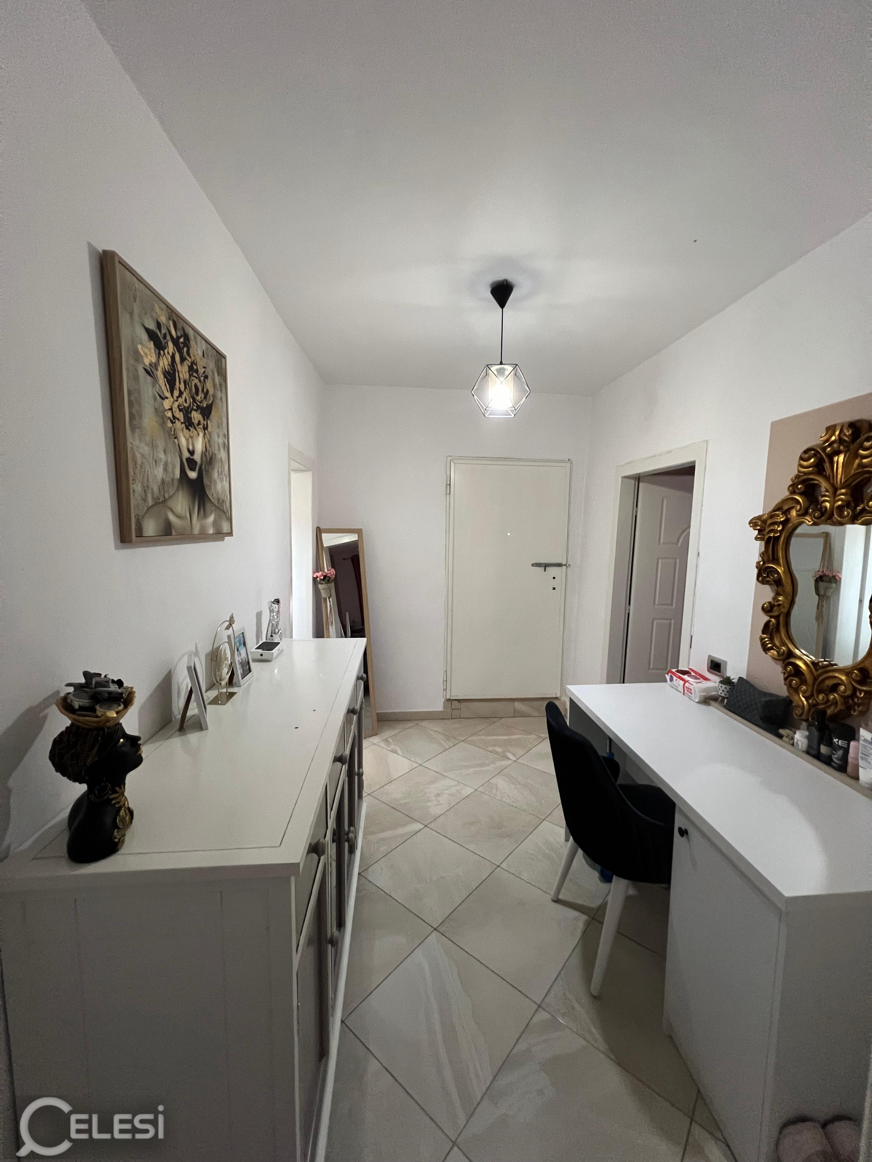 Shitet apartament 1+1 ne Laprake , prane Stomacare , Spitali Ushtarak , Rruga Dritan Hoxha , Ish Dogana , Rruga Don Bosko .
