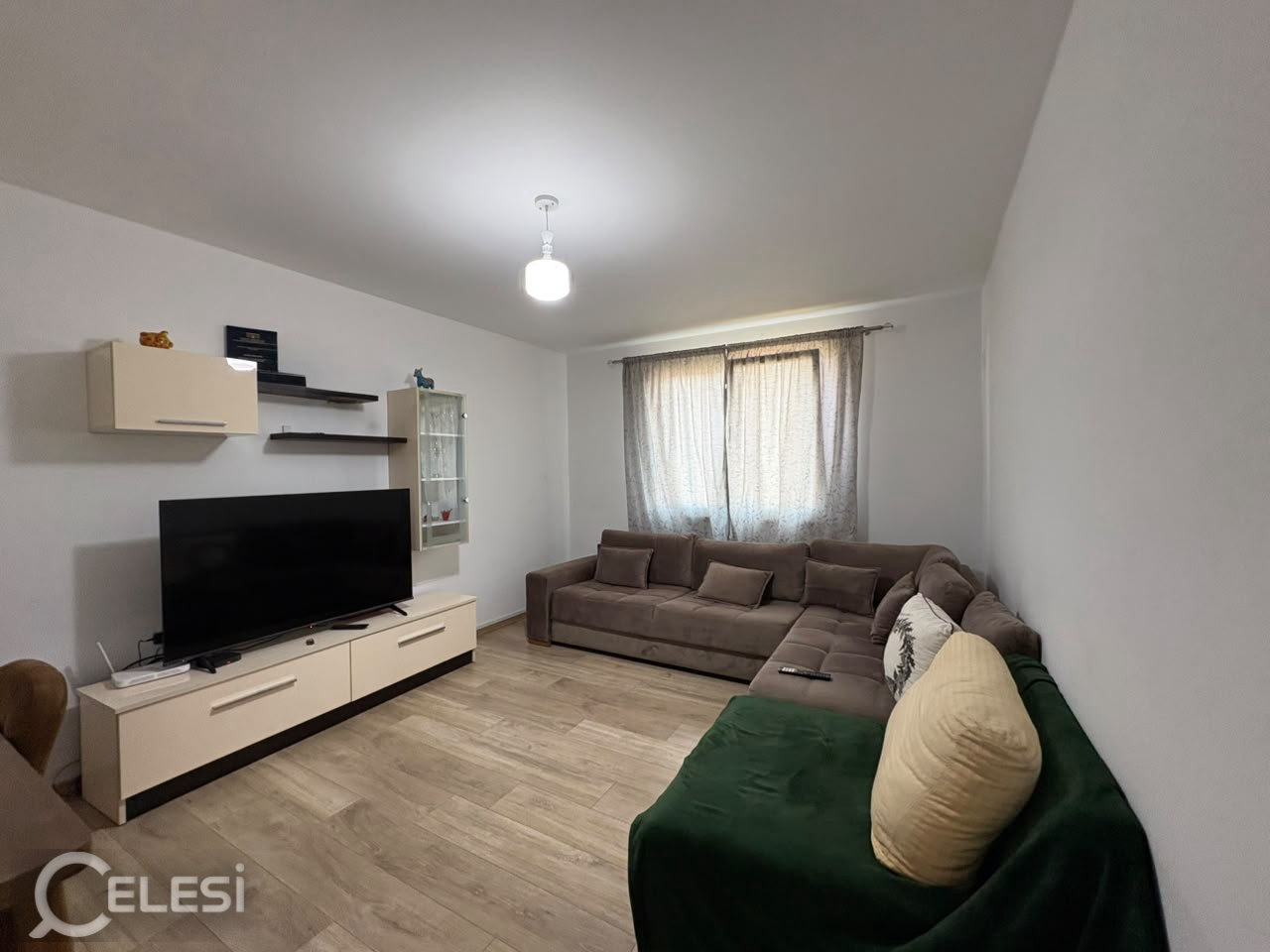 Shitet apartament 1+1 tek Rruga Irfan Tomini , Rruga e Kavajes , 21 Dhjetori , Rruga Muhamet Gjollesha , Ish Parku i Autobusave .
