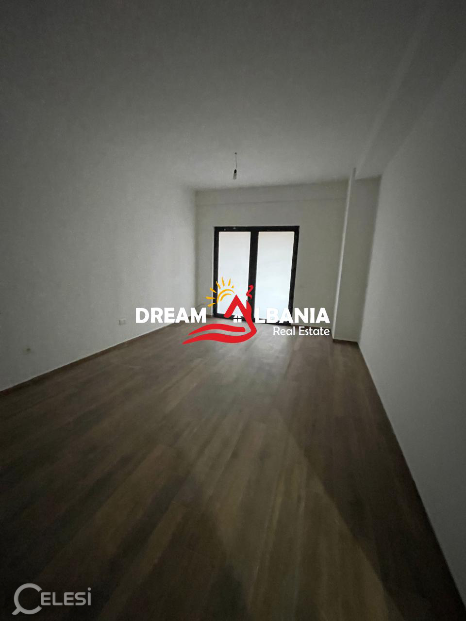 Jepet ambient me qera tek Rruga e Dibres prane Kompleks Arlis ( ID 42611425 )