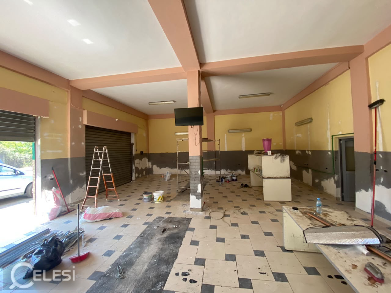 Jepet ambient biznesi+Parking 900 m2+Apartament 3+1 te mobiluar me qira ne Kashar , prane Top Channel , Astir , Yzberisht .