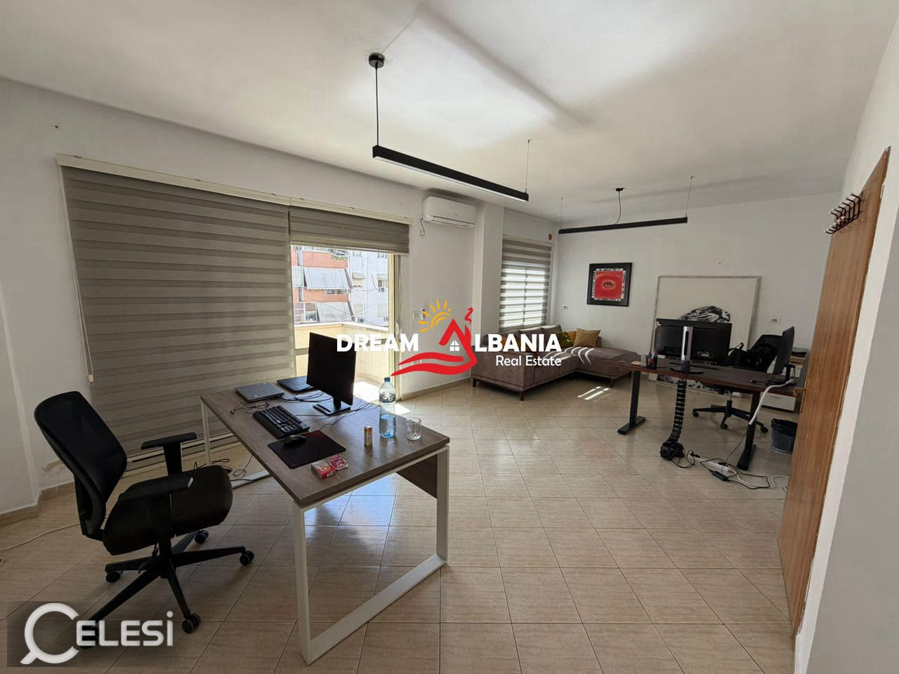 Jepet me qera zyre e mobiluar tek Komuna e Parisit, prane Kristal Center (ID 42611531)