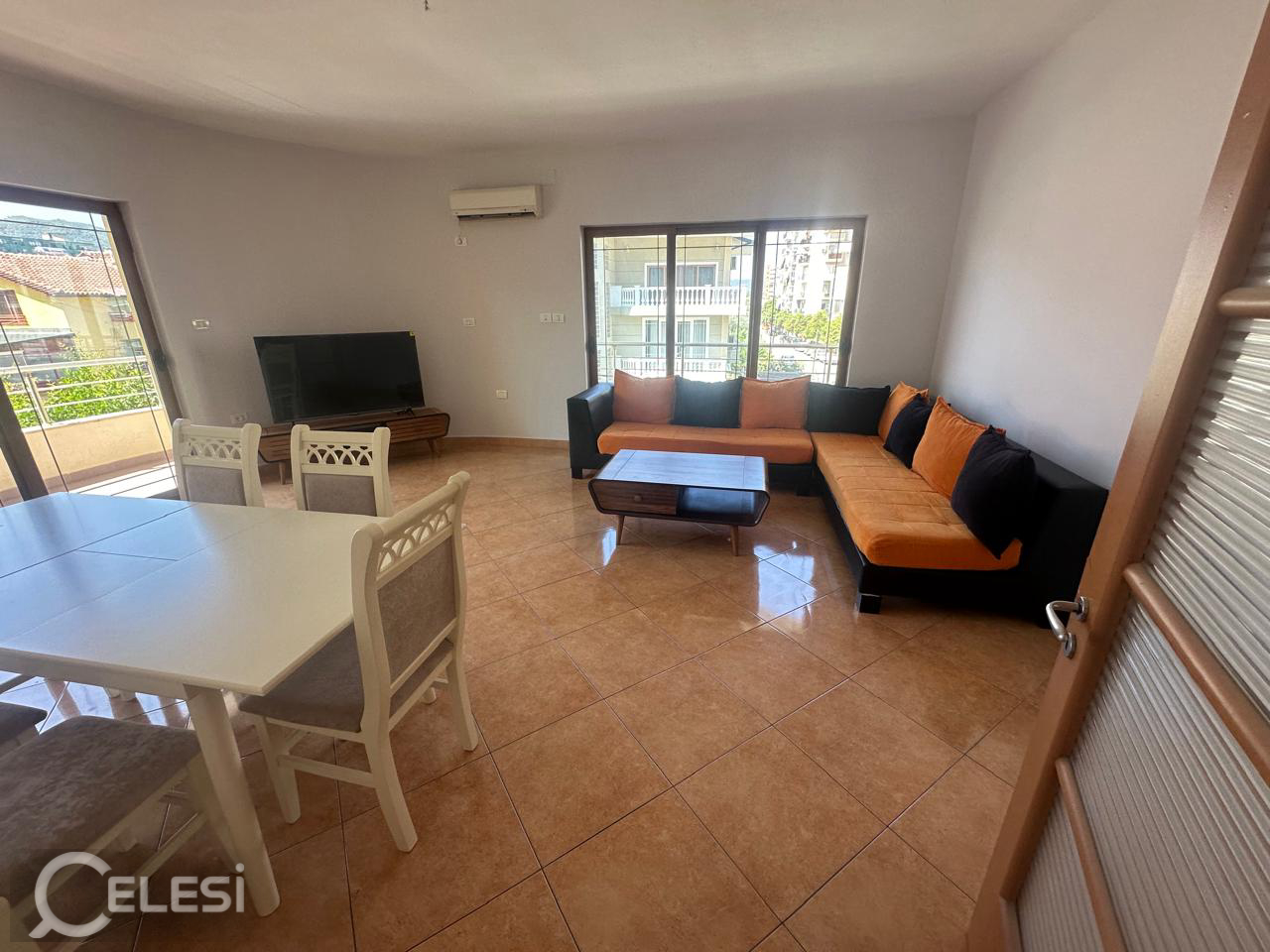 🏠Rruga e Kavajes,jepet me qera apartament 3+1+2,i mobiluar