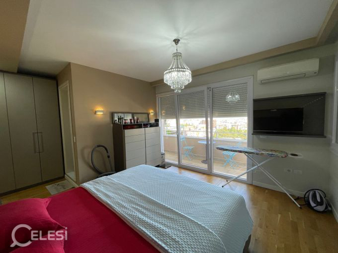 Shitet Penthouse+Post Parkimi tek Kopshti Botanik , prane Xhamise .