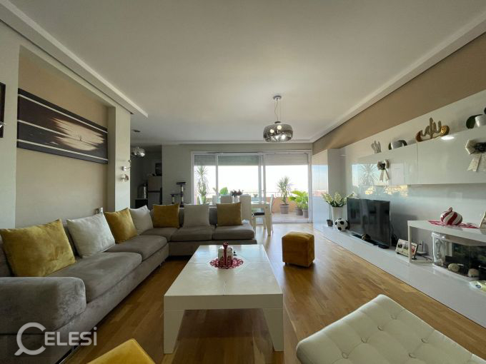 Shitet Penthouse + Post Parkimi tek Kopshti Botanik , prane Xhamise , Kopshti Zoologjik , Liqeni i Thate , Liqeni Artificial .