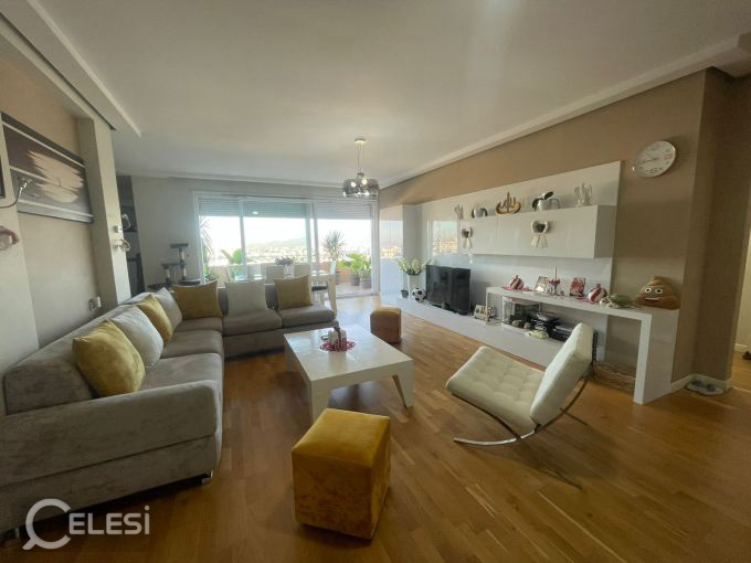 Shitet Penthouse + Post Parkimi tek Kopshti Botanik , prane Xhamise , Kopshti Zoologjik , Liqeni i Thate , Liqeni Artificial .