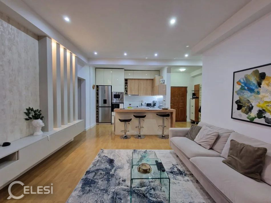 SHITET APARTAMENT 3+1 ISH STACIONI I TRENIT