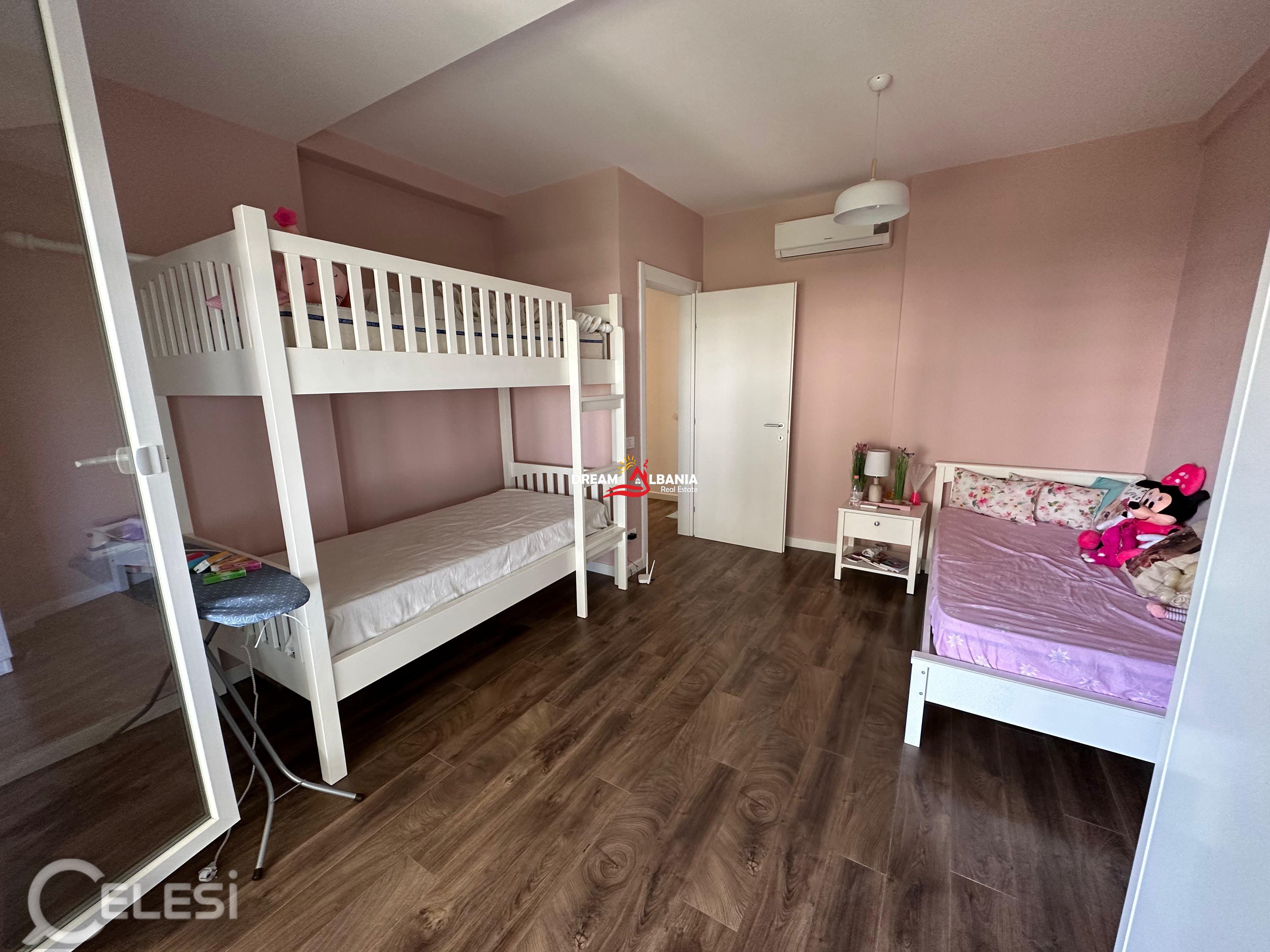 Vile 2 kateshe me verande dhe oborr ne shitje tek Kompleksi Lura 3 ne Gjirin e Lalzit ne Durres(ID 4151123)