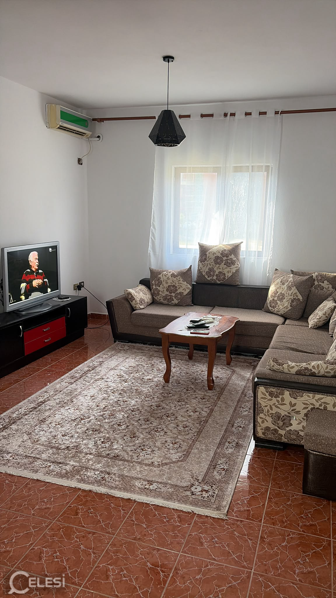 Jepet Apartament 2+1 me Qera Tek Jordan Misja, afer Market Familja ID: 5243