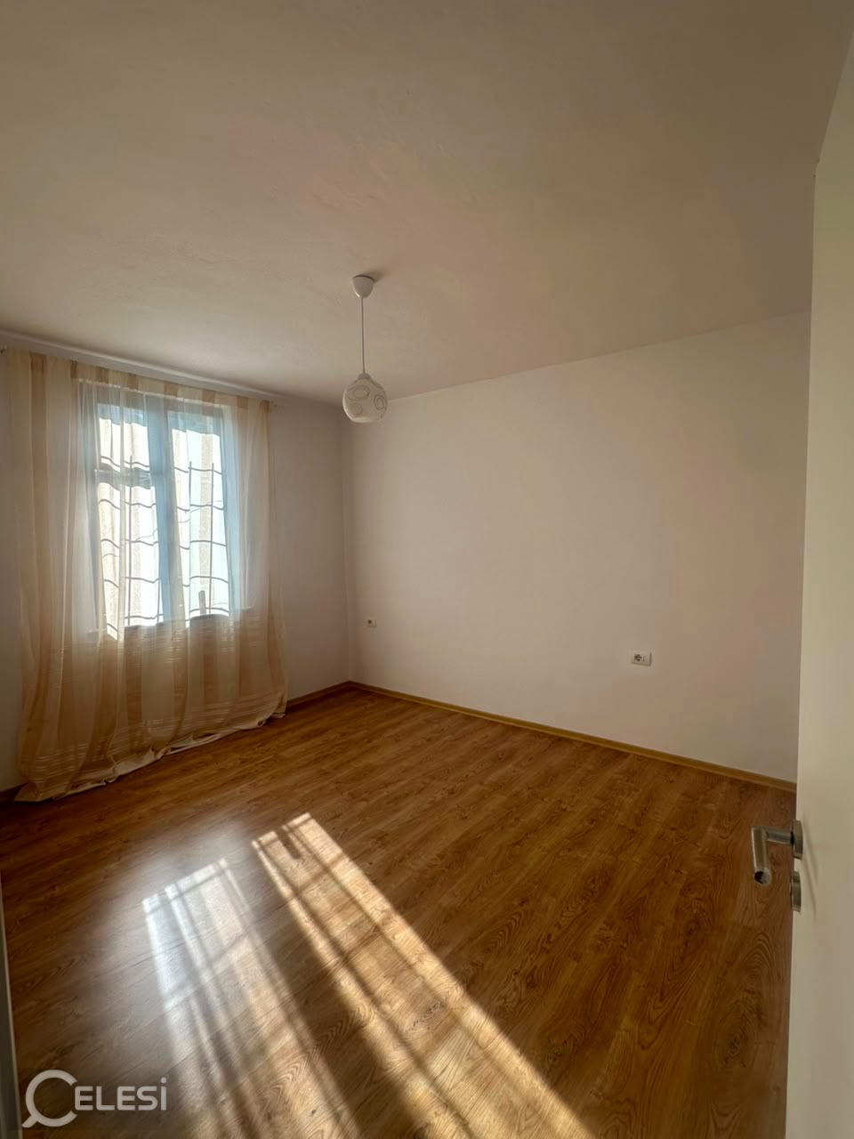 Jepet ambient biznesi me qira ne Qender , prane Ufo , Sheshi Skenderbej , Bulevardi Zogu i Pare , Rruga Mine Peza , Rruga e Durresit , Rruga Fortuzi .