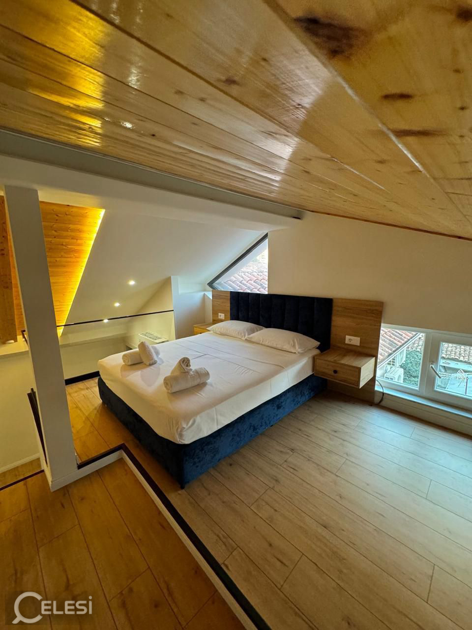 JEPET HOTEL ME QERA 300M2 RRUGA E BARRIKADAVE