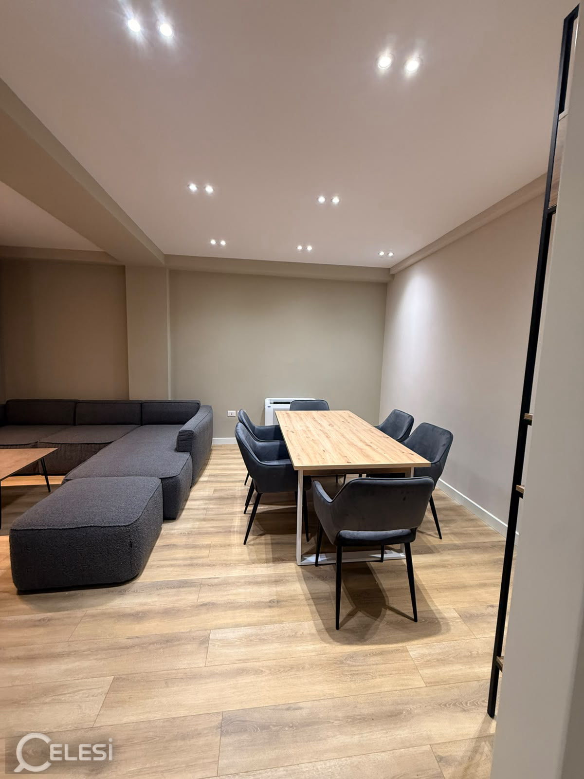 Shitet apartament duplex tek Liqeni i Thate , prane Radisson , Kopshti Botanik .