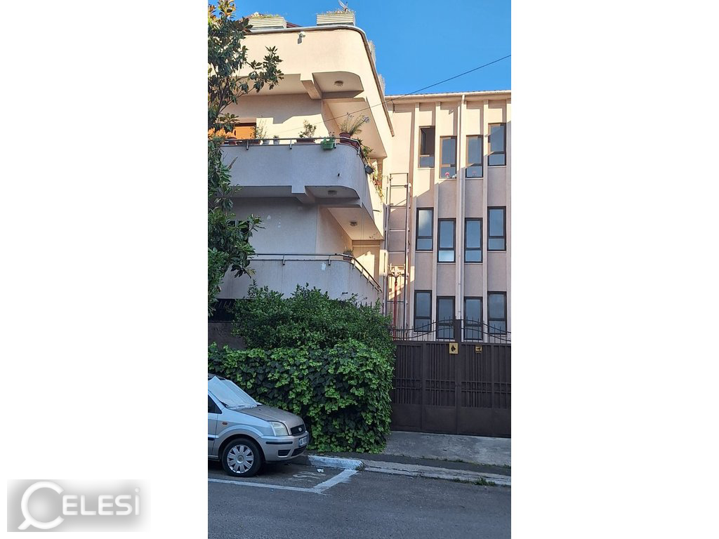 Shitet Apartament 3+1 ne Xhamllik/ Prane rruges Xhanfize Keko