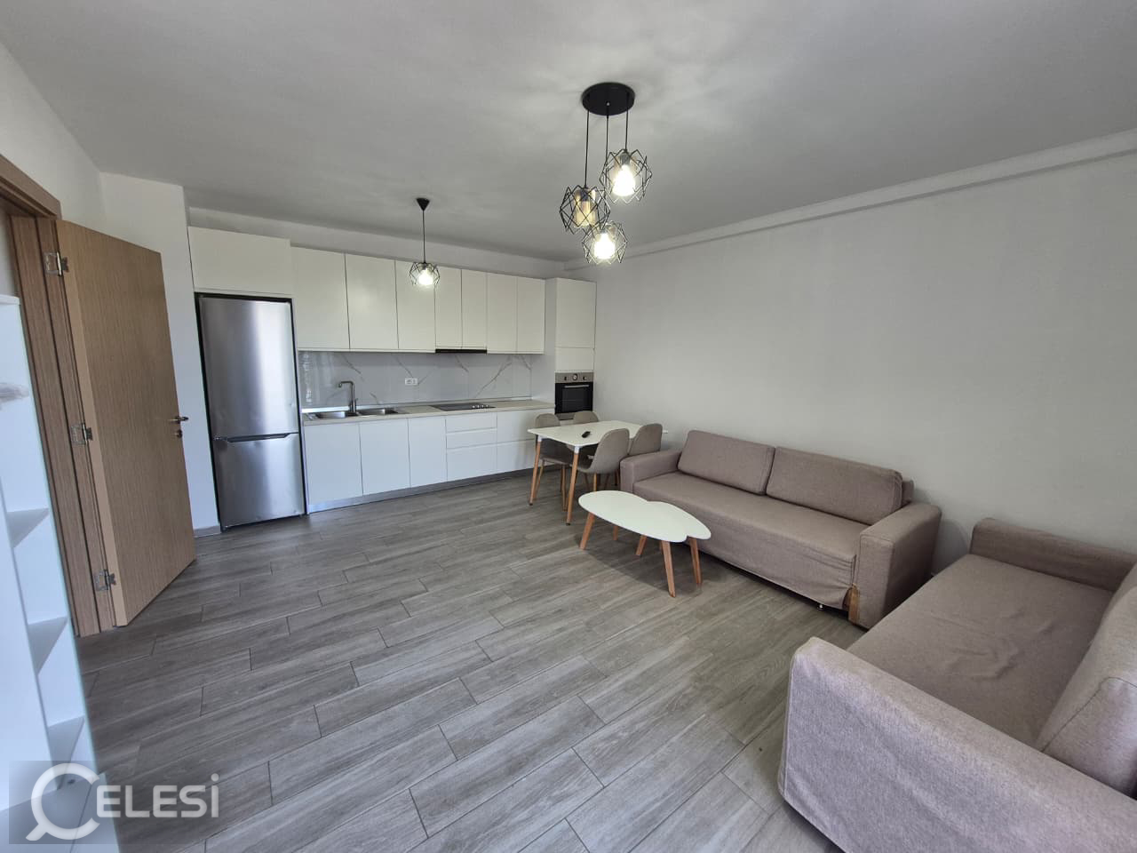 Jepet apartament 3+1+2 me qira tek Rruga 5 Maji , ne fund fare , tek Rrethrrotullimi .