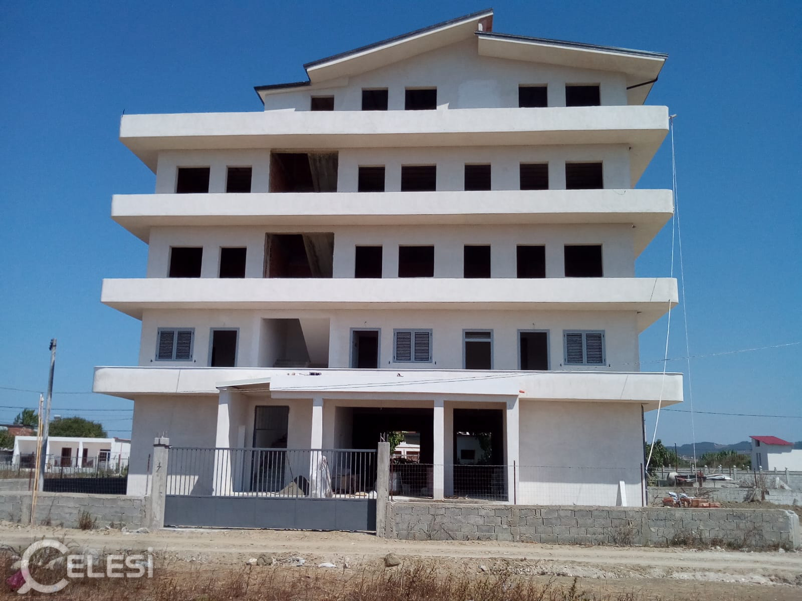 Shitet Godinë 4 Kate + Papafingo | 850 m² | Hamallaj , Gjiri i Lalezit , Durres .