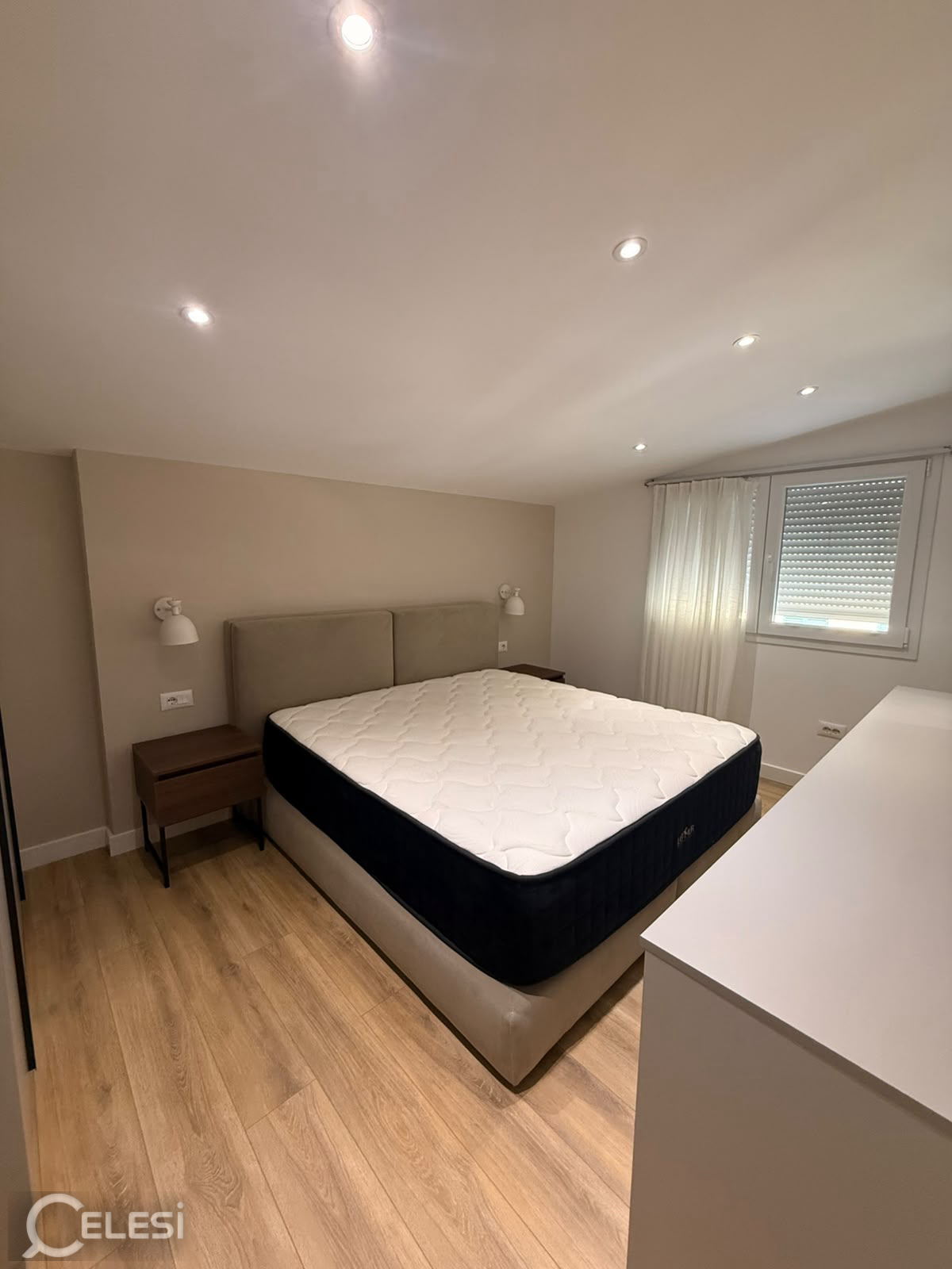 Shitet apartament dupleks 4+1+3 tek Liqeni i Thate , prane Hotel Radisson .