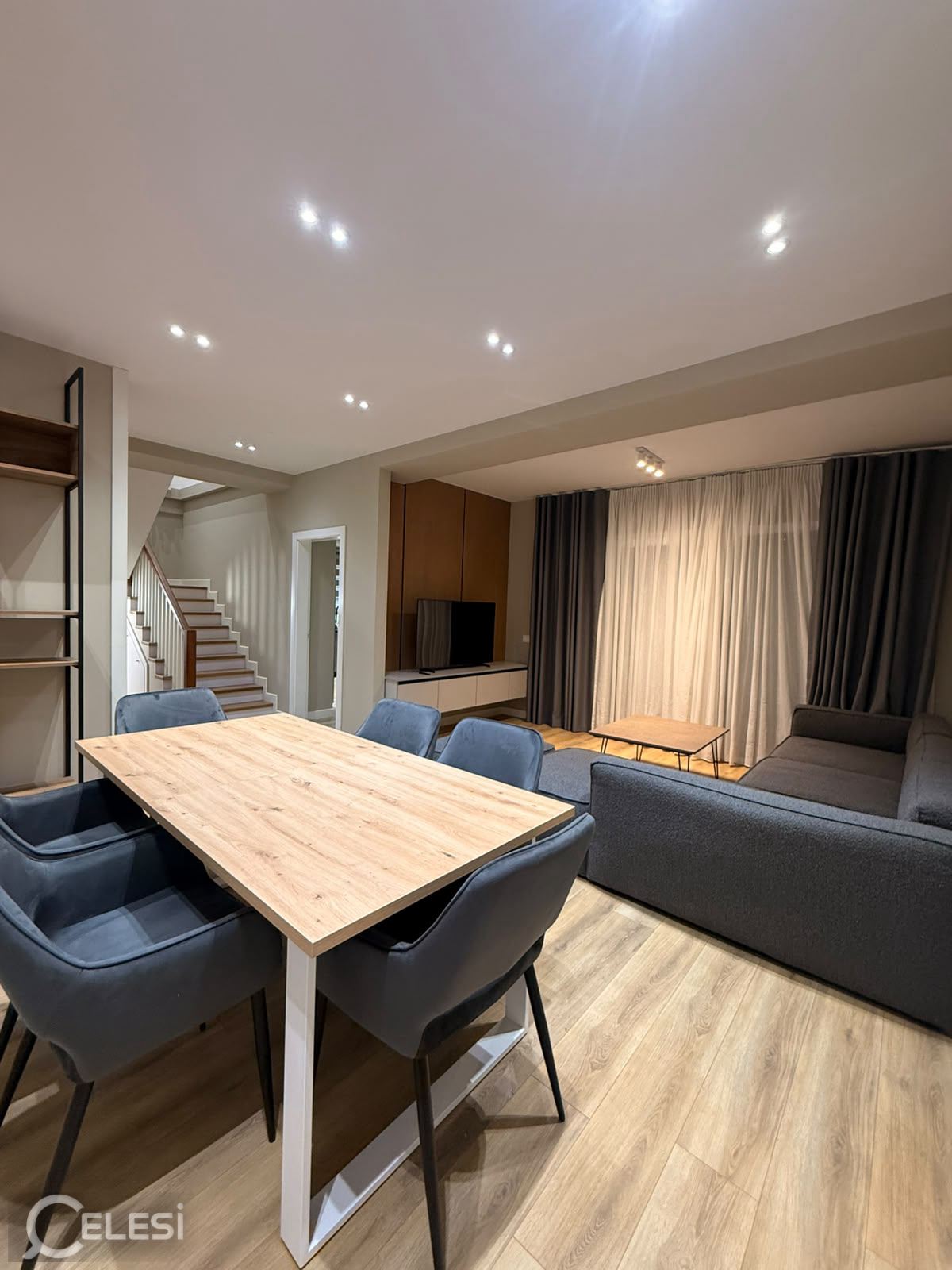 Shitet apartament dupleks 4+1+3 tek Liqeni i Thate , prane Hotel Radisson .