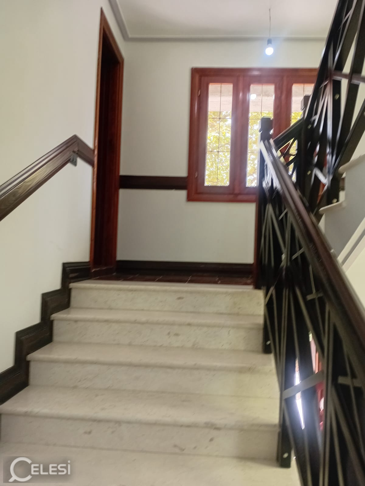 Jepet me qira godinë 3-katëshe – Rruga Kryesore, Kombinat