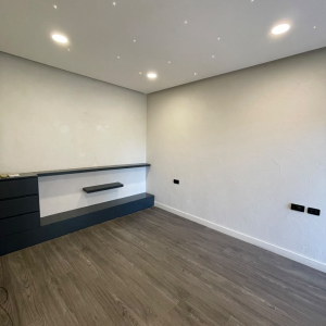 Jepet apartament 2+1+2+2 ballkone me qira per zyra tek Qendra Metropol , Rruga Myslym Shyri , Drejtoria e Policise .